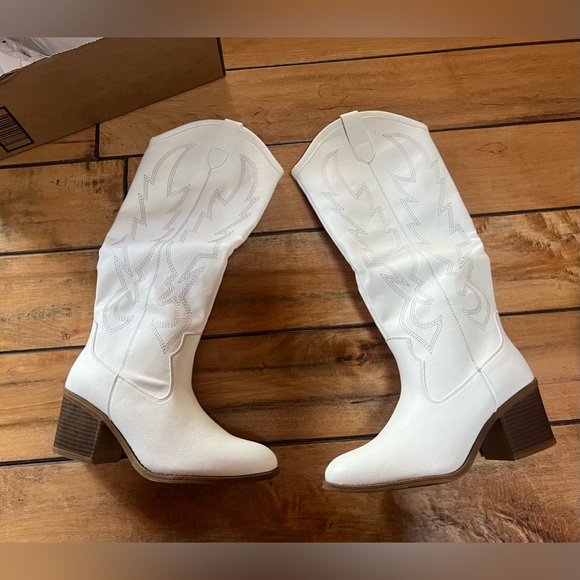 New in box Upwind White Western Knee High Boots
Dirty Laundry 6.5 Cowboy Lulus - Picture 3 of 11